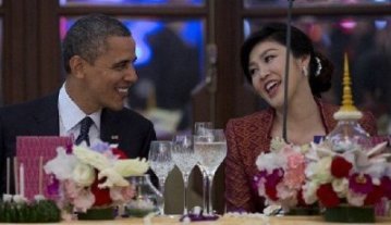 奥巴马与美女英拉亲密"调情"